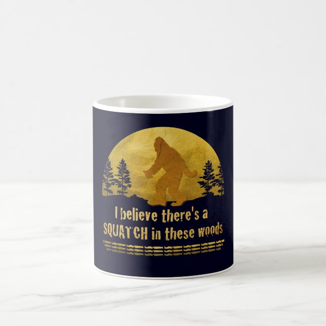 Ich glaube, es gibt ein SQUATCH in diesen Wäldern Tasse (Mittel)