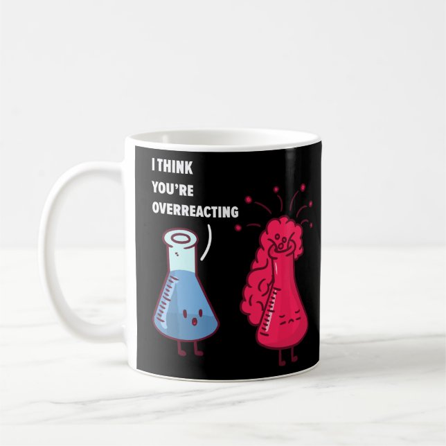 Ich glaube, Sie überreagieren, Funny Nerd Chemistr Kaffeetasse (Links)