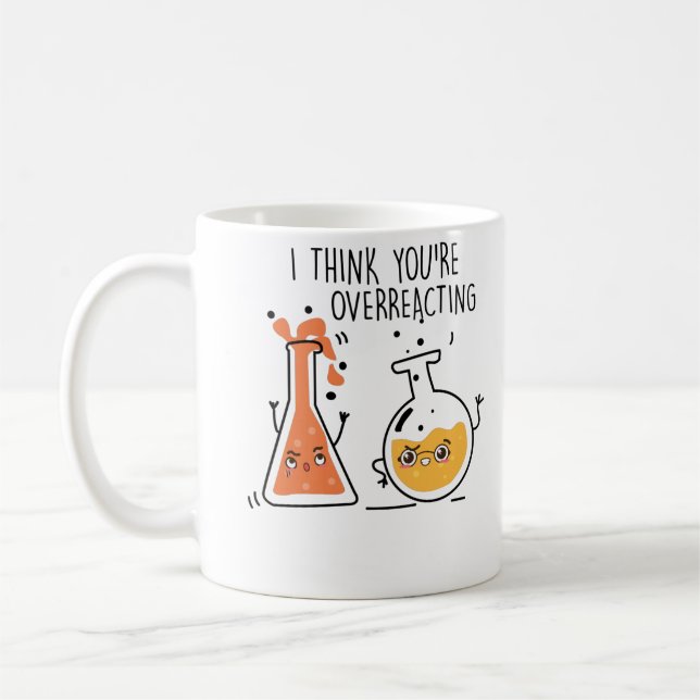 Ich glaube, Sie überreagieren Nerd Chemie Lehrer Kaffeetasse (Links)