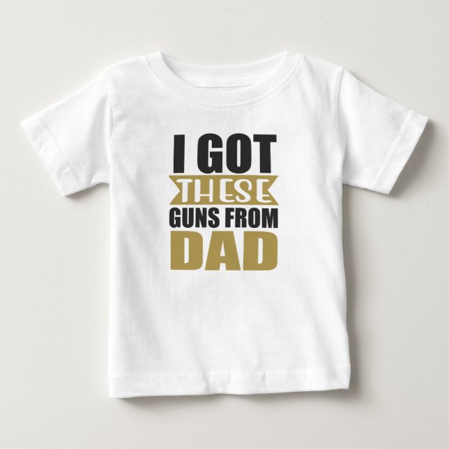 ICH GOT DIESE GUNS AUS VATER SPRICHWORT BABY T-SHIRT (Vorderseite)