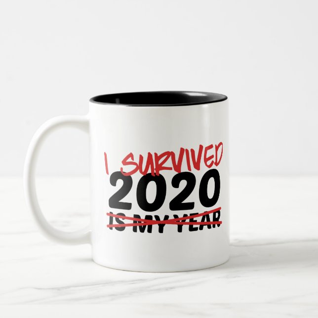 Ich habe 2020 überlebt zweifarbige tasse (Links)