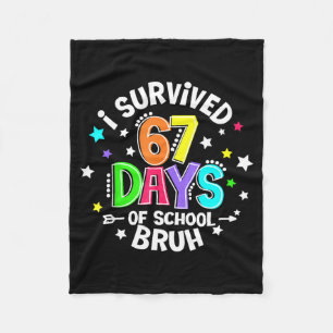 Ich habe 67 sechs sieben Tage Schule überlebt Bruh Fleecedecke
