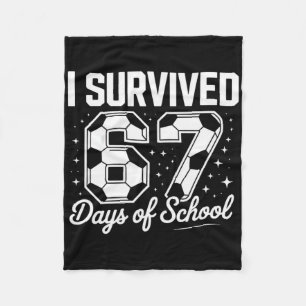 Ich habe 67 Tage Schule überlebt Lustiger Fußball Fleecedecke