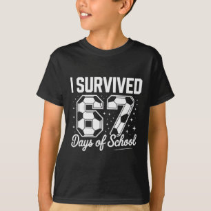 Ich habe 67 Tage Schule überlebt Lustiger Fußball  T-Shirt