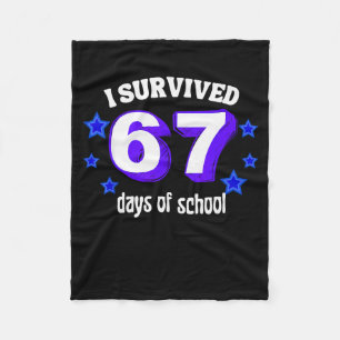 Ich habe 67 Tage Schule überlebt Lustiges 67 Meme  Fleecedecke