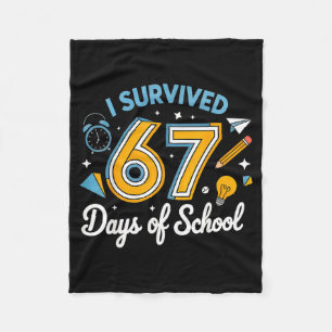 Ich habe 67 Tage Schule überlebt Lustiges Meme Leh Fleecedecke
