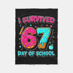 Ich habe 67 Tage Schule überlebt Lustiges Meme Leh Fleecedecke