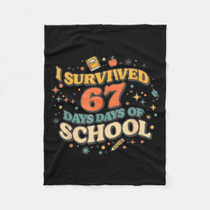 Ich habe 67 Tage Schule überlebt Retro Meme Lehrer Fleecedecke