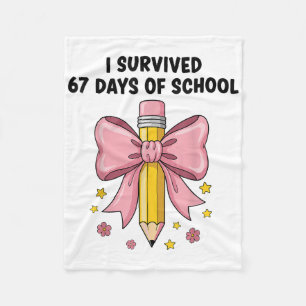 Ich habe 67 Tage Schule überlebt Six Seven Meme fü Fleecedecke