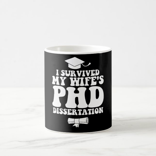 Ich habe die Doktorarbeit meiner Ehefrau überlebt Kaffeetasse (Mittel)