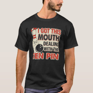 Ich habe diesen Mund, der mit einem Zehn-Pin-Ligen T-Shirt