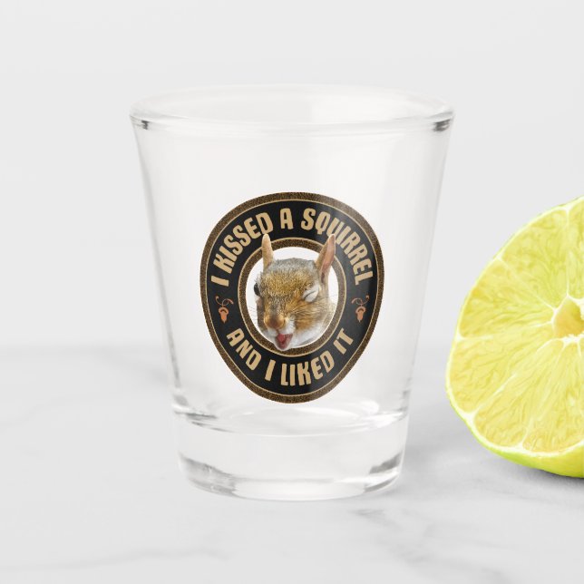 Ich habe ein Eichhörnchen geküsst - lustige Parodi Schnapsglas (Vorderseite)