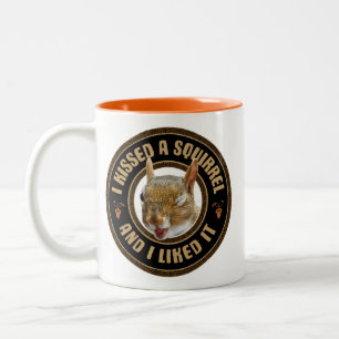 Ich habe ein Eichhörnchen geküsst - lustige Parodi Zweifarbige Tasse