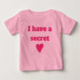 Ich habe ein geheimes, großes, personalisierbares  baby t-shirt