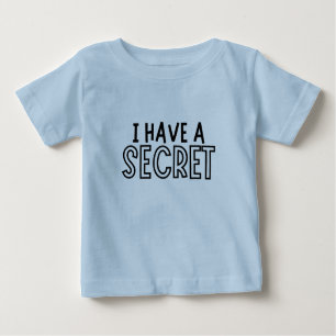 Ich habe eine geheime Schwangerschaftsankündigung Baby T-shirt