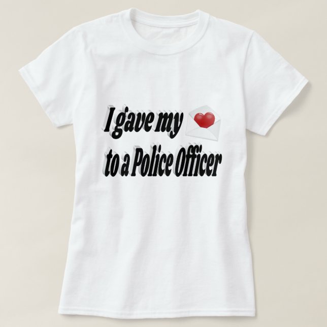 Ich habe einem Polizeibeamten mein Herz geschenkt T-Shirt (Design vorne)