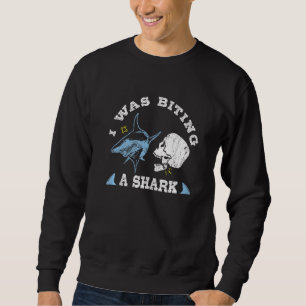 Ich habe einen brachliegenden Hai gebissen, um ein Sweatshirt