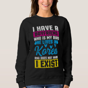 Ich habe einen Freund, der mein Bias ist, den er i Sweatshirt