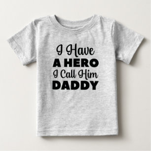 Ich habe einen Helden, den ich Papa nenne Baby T-shirt