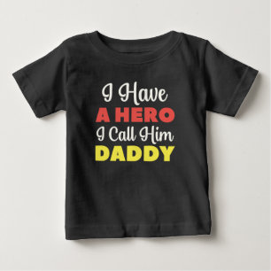 Ich habe einen Helden, den ich Papa nenne Baby T-shirt