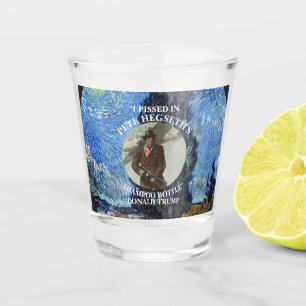 Ich habe in Pete Hegseths Shampooflasche gepinkelt Schnapsglas