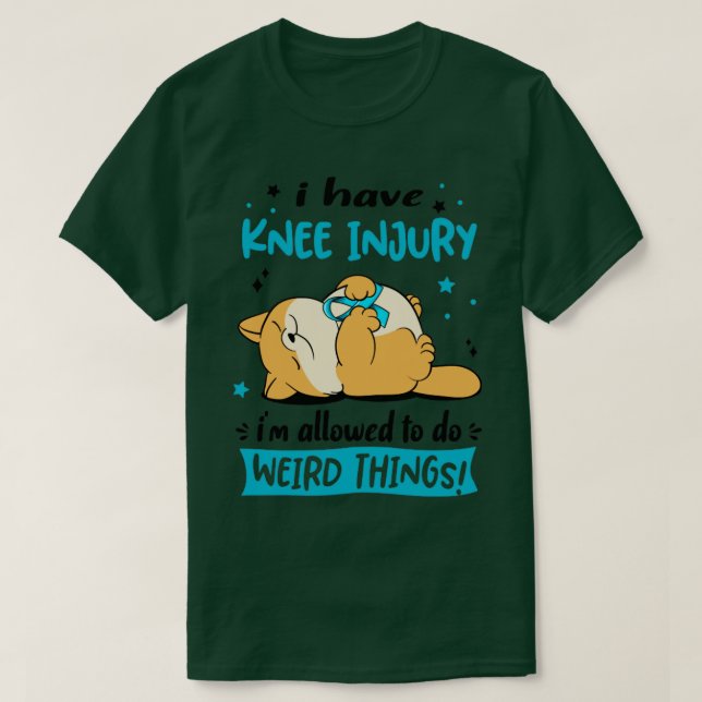 Ich habe Knieverletzung, ich darf seltsame Dinge t T-Shirt (Design vorne)