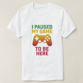 Ich habe mein Spiel pausiert, um hier zu sein – Lu T-Shirt