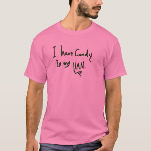 ich habe Süßigkeit in meinem gruseligen weißen T-Shirt