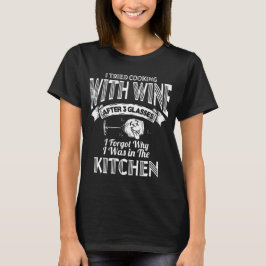 Ich habe versucht, mit Wein zu kochen. Dunkle Frau T-Shirt
