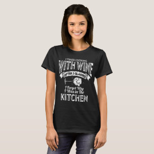 Ich habe versucht, mit Wein zu kochen. Dunkle Frau T-Shirt
