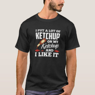 Ich habe viel Ketchup auf mein Ketchup gelegt und T-Shirt