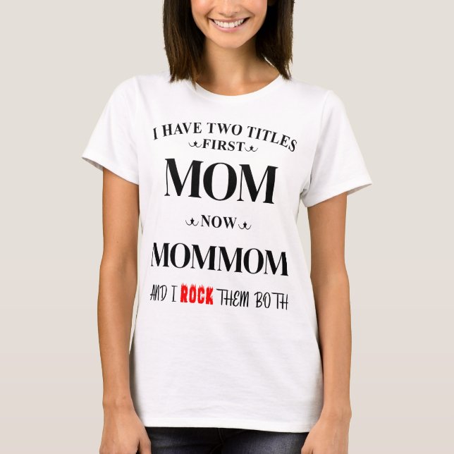 Ich habe zwei Titel Mama Mommom Personalisiert Oma T-Shirt (Vorderseite)