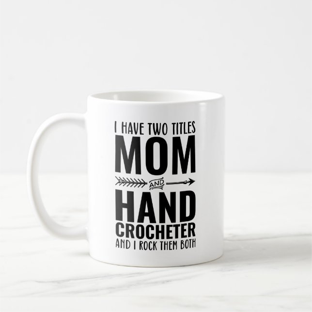 Ich habe zwei Titel Mama und Hand-Crocheter Funny Kaffeetasse (Links)