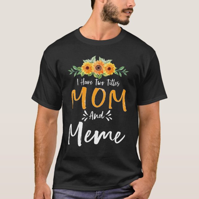 Ich habe zwei Titel Mama und Meme Blumenmotte T-Shirt (Vorderseite)