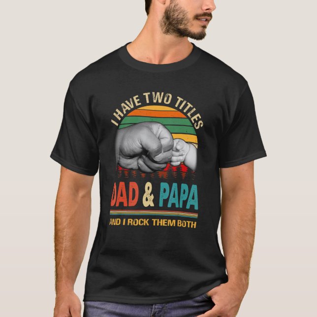 Ich habe zwei Titeln Vater und Papa und ich rockte T-Shirt (Vorderseite)