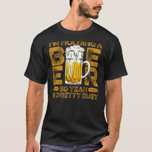 Ich halte ein Bier, also ja, ich bin hübsch beschä T-Shirt