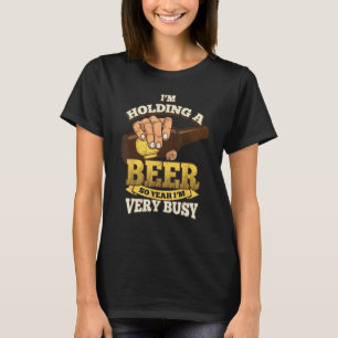 Ich halte ein Bier in der Hand, also bin ich sehr T-Shirt
