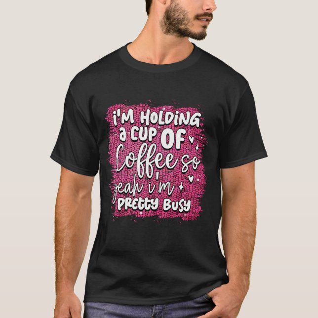 Ich halte eine Tasse Kaffee T-Shirt (Vorderseite)