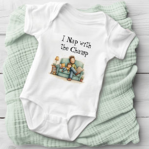 Ich halte mit dem Champion Vater-Tag ein Nickerche Baby Strampler