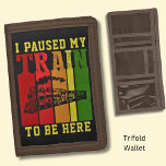Ich hielt meinen Zug an, um hier zu sein, Motor Tri-fold Geldbeutel<br><div class="desc">Ein tolles Wortspiel auf "Paused my game to be here" - jeder Train Player wird dieses Design Liebe geben.</div>