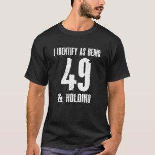 Ich identifiziere mich als 49 Jahre alt und habe 5 T-Shirt