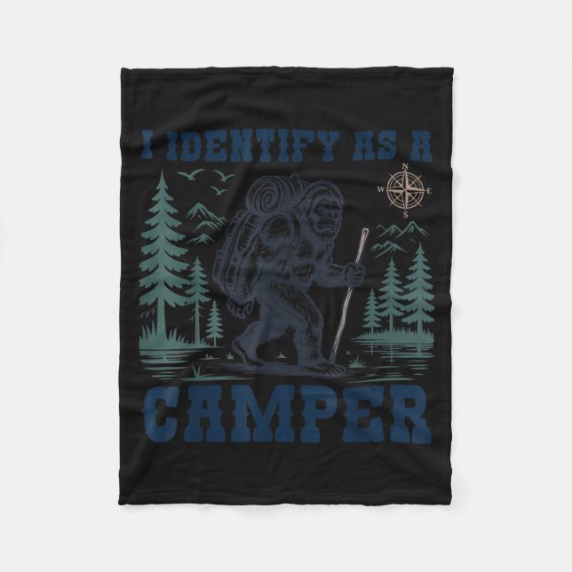 Ich identifiziere mich als Camper Lustiger Bigfoot Fleecedecke (Vorderseite)