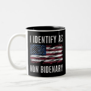 Ich identifiziere mich als nicht-bidenare Patriot- Zweifarbige Tasse