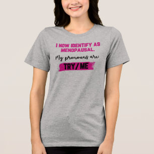 Ich identifiziere mich jetzt als Wechseljahre. Mei Tri-Blend Shirt