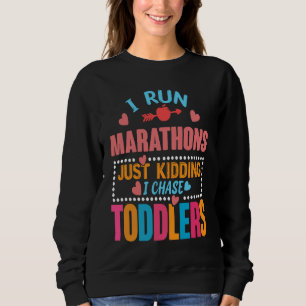 Ich jage Kleinkinder für Vorschul- und Tagespflege Sweatshirt