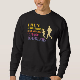 Ich jage Kleinkinder Kinderbetreuerin leitet einen Sweatshirt