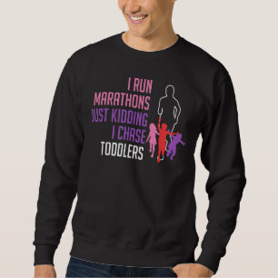 Ich jage Kleinkinder Kinderbetreuerin leitet einen Sweatshirt