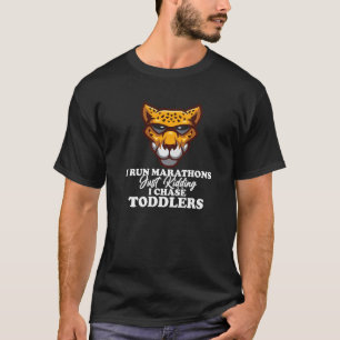 Ich jage Kleinkinder Leopard, der einen Marathon l T-Shirt
