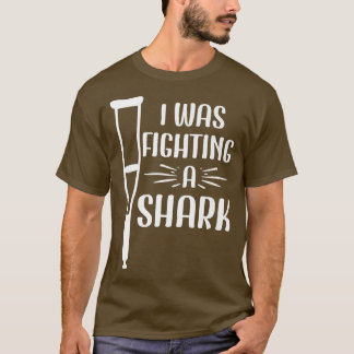 Ich kämpfte gegen einen Hai zerbrochene Knochen 42 T-Shirt