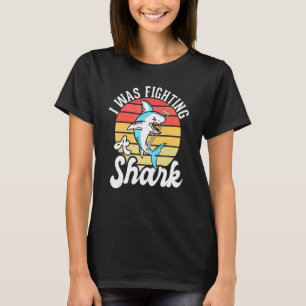 Ich kämpfte mit einem Hai Gebrochener Fuß 1 T-Shirt
